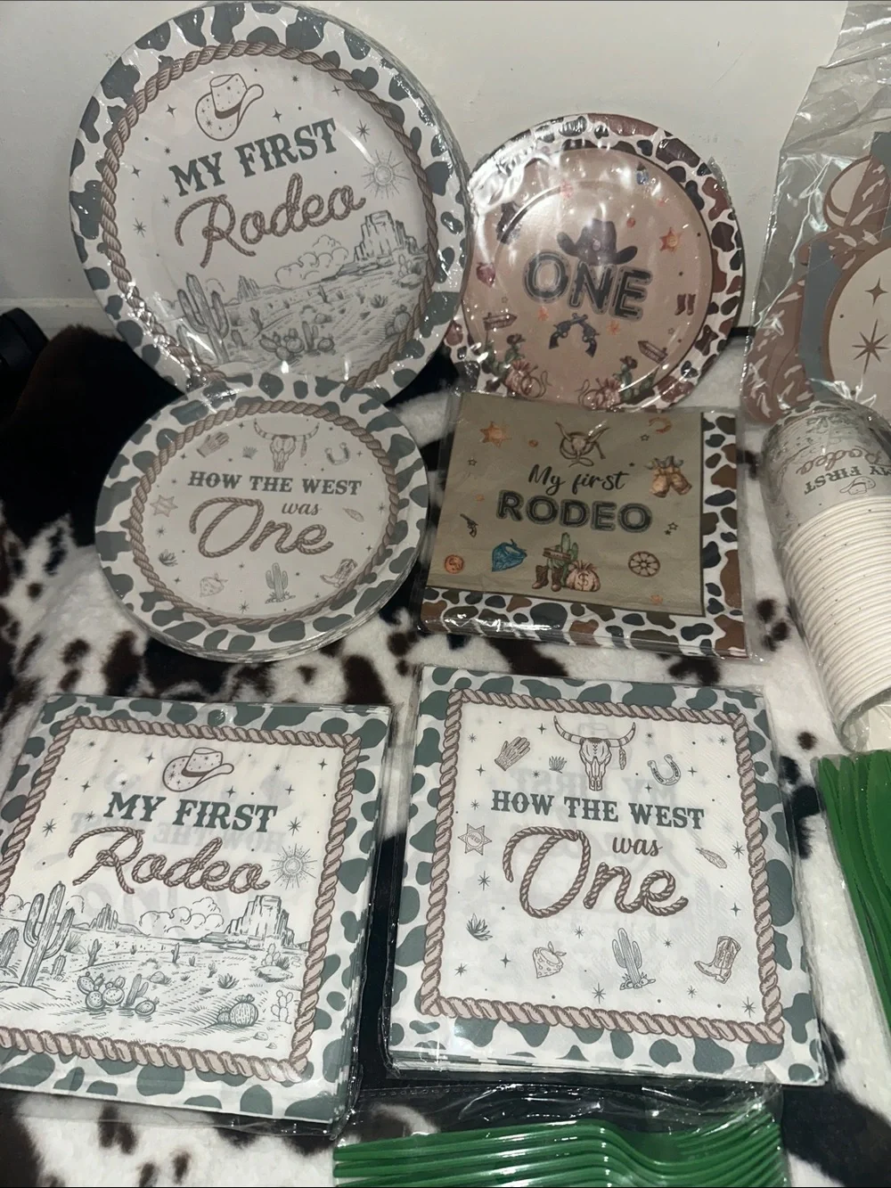 Party Supplies Tableware Set - Green, Cream, and Brown Western Theme